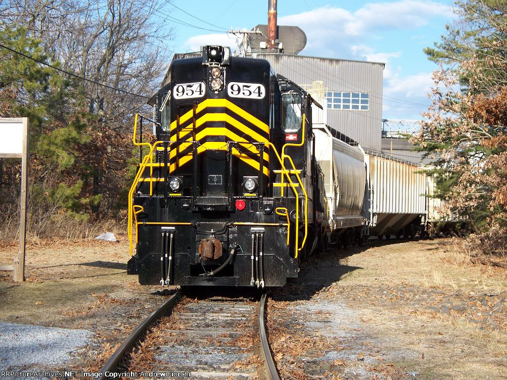 WINCHESTER &amp; WESTERN 954 (SD9M), PULLING A CUT OF CARS OUT OF DURAN GLASS, MILLVILLE, NEW JERSEY